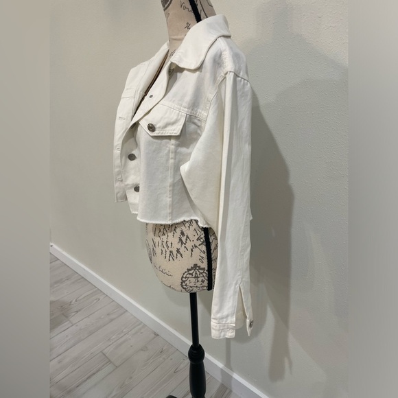 Cropped White Denim Jacket with Relaxed Fit - Picture 5 of 7